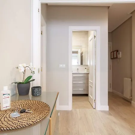 Coqueto, Junto Al Ayuntamiento Y La Ria بلباو